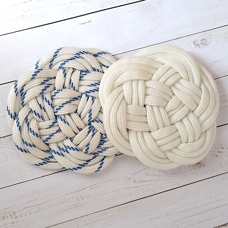 Blanc et blanc avec traceur bleu