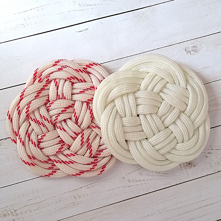 Blanc et blanc avec traceur rouge