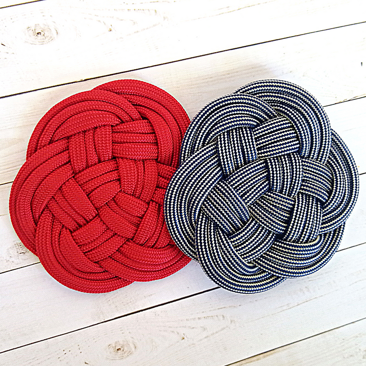 Rouge, et marine et blanc ligné