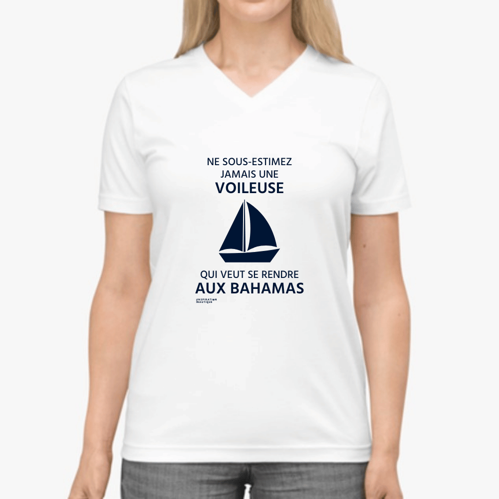 T-shirt unisexe col en V - Ne sous-estimez jamais une voileuse qui veut se rendre aux Bahamas - Visuel marine