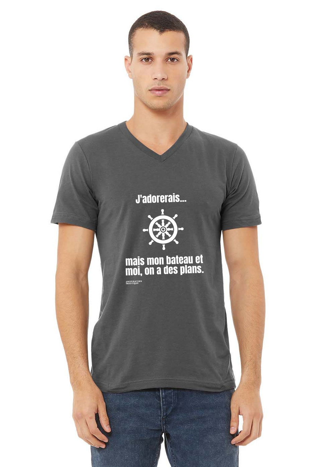 T-shirt unisexe col en V - J'adorerais... mais mon bateau et moi, on a des plans (roue) - Visuel blanc