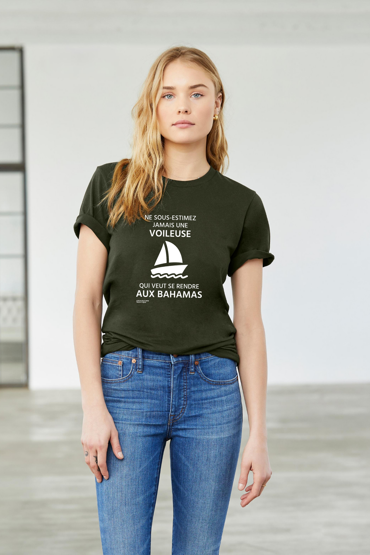 T-shirt unisexe : Ne sous-estimez jamais une voileuse qui veut se rendre aux Bahamas - Visuel blanc