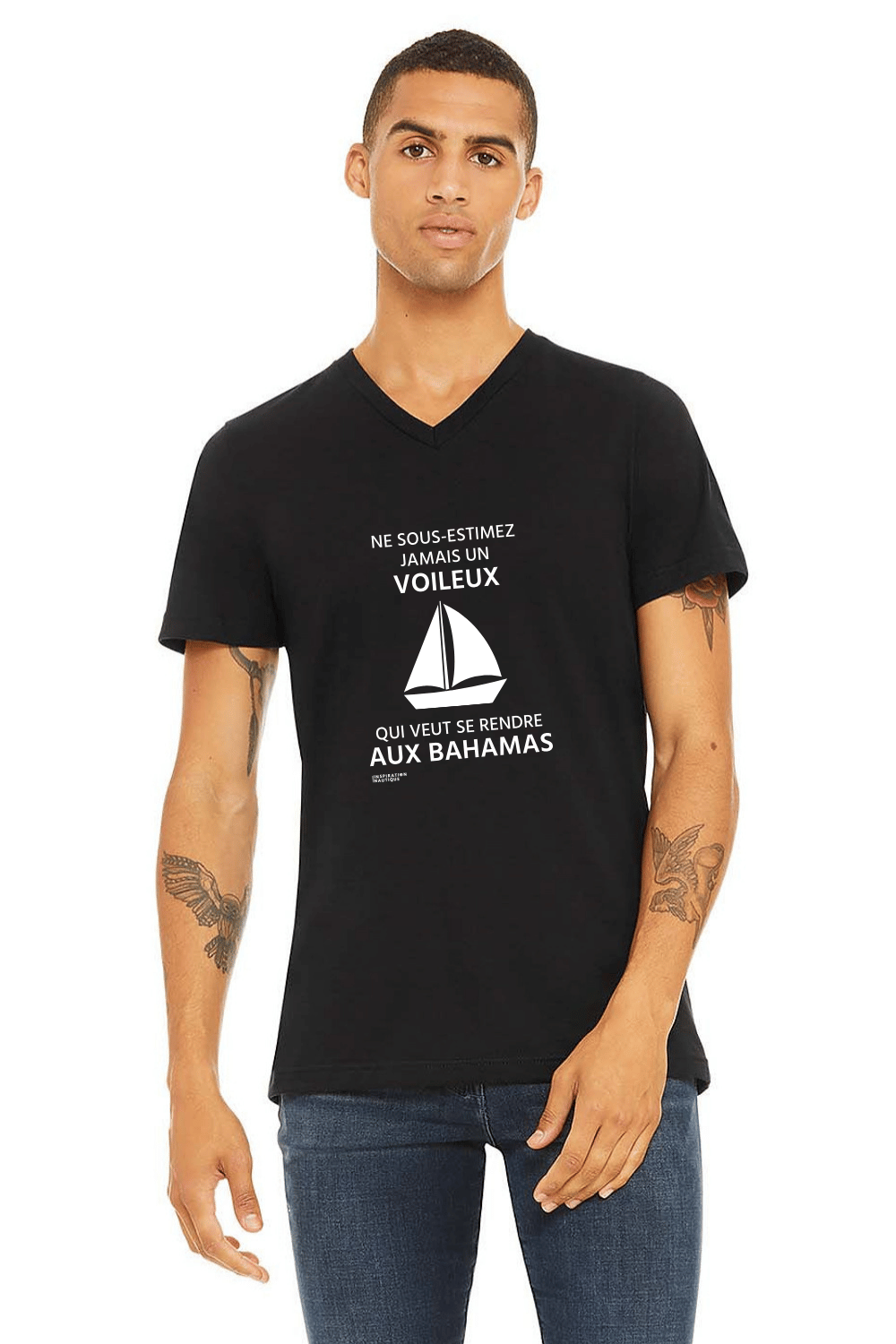 T-shirt unisexe col en V - Ne sous-estimez jamais un voileux qui veut se rendre aux Bahamas - Visuel blanc