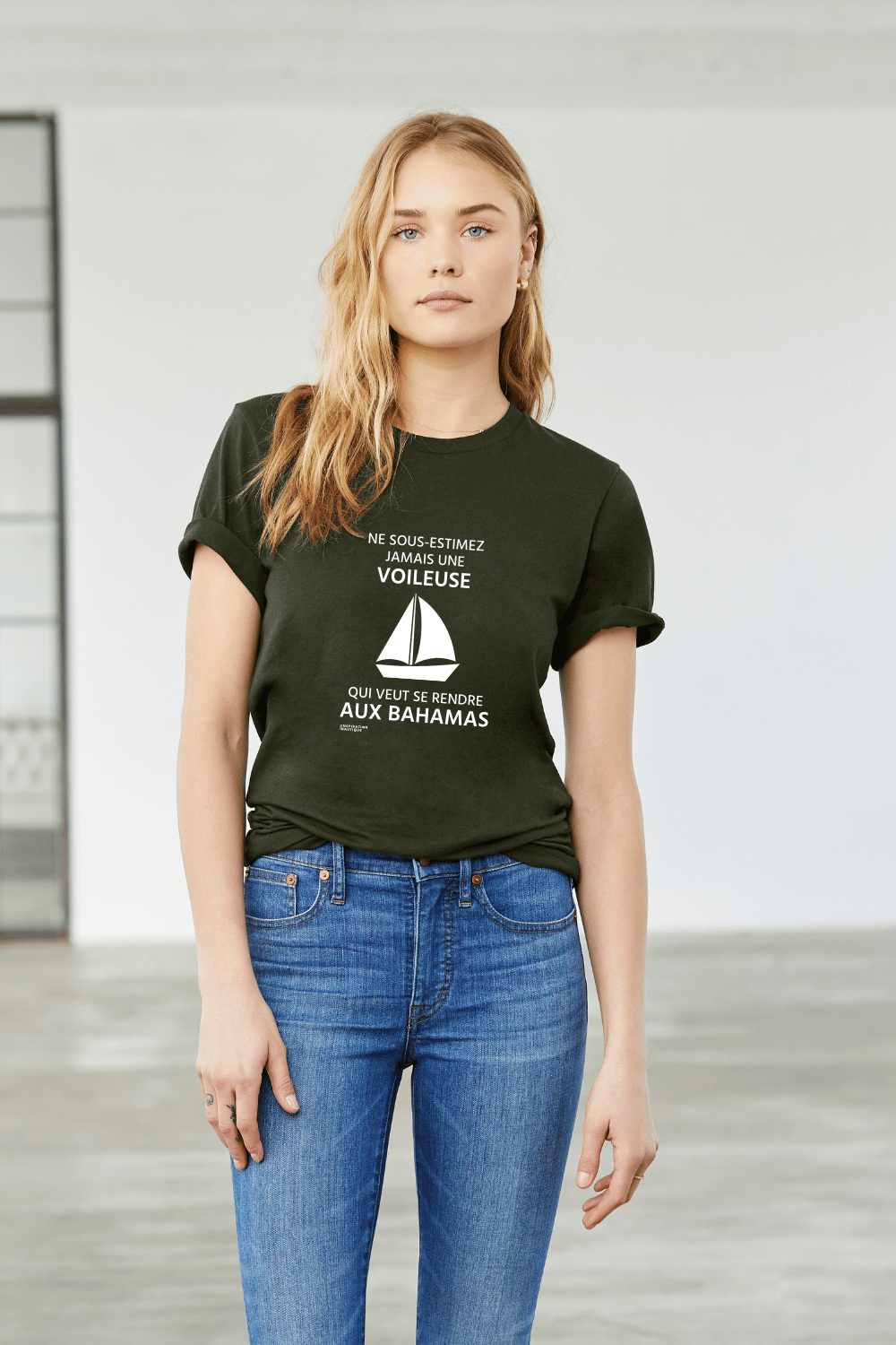 T-shirt unisexe col rond - Ne sous-estimez jamais une voileuse qui veut se rendre aux Bahamas - Visuel blanc