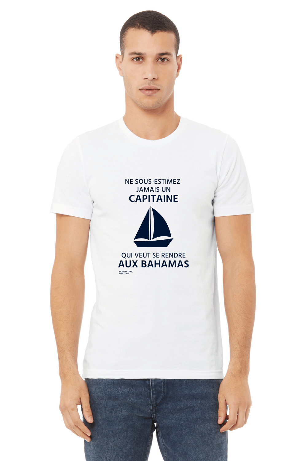 T-shirt unisexe col rond - Ne sous-estimez jamais un capitaine qui veut se rendre aux Bahamas (voilier) - Visuel marine