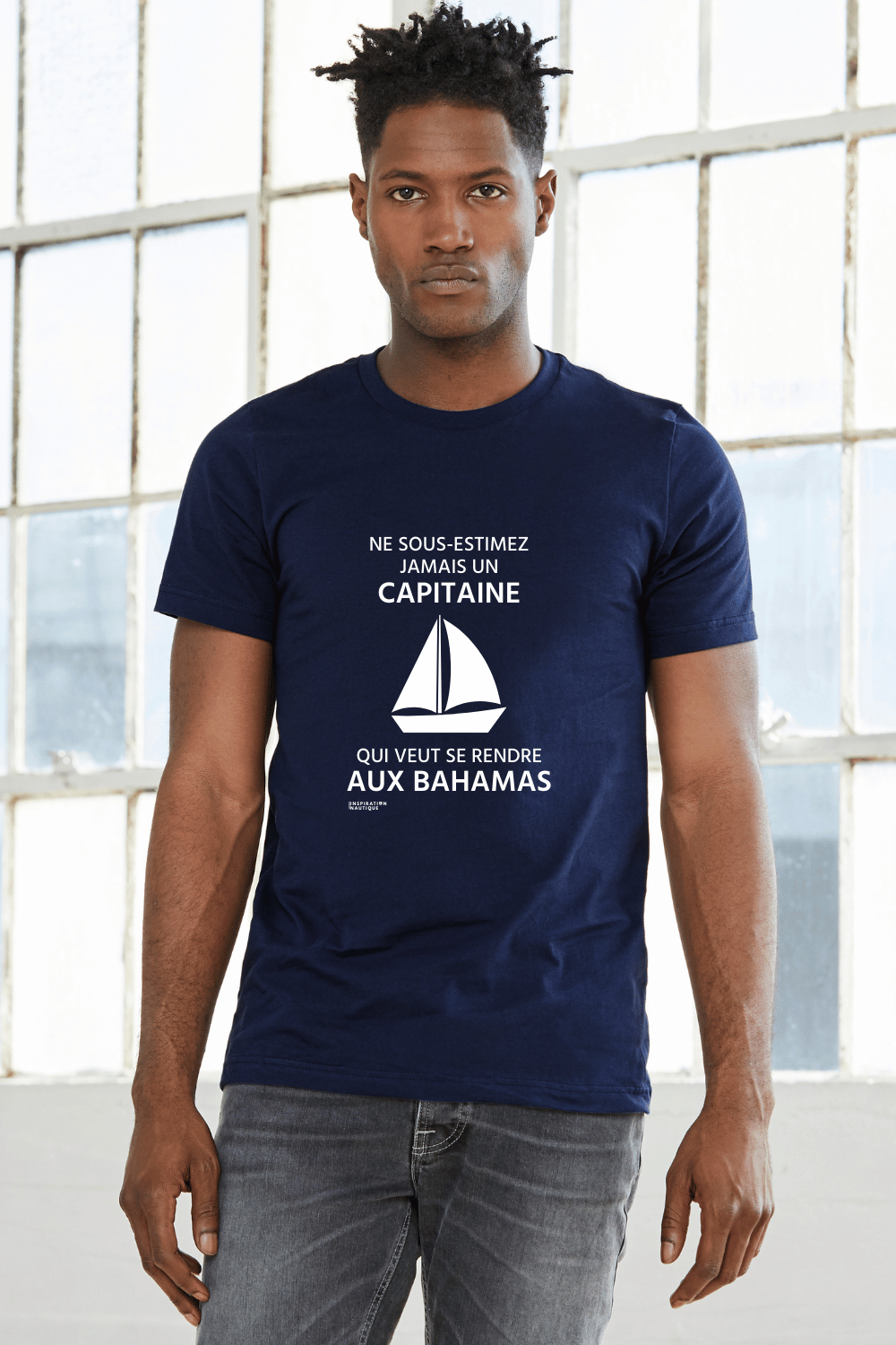 T-shirt unisexe col rond - Ne sous-estimez jamais un capitaine qui veut se rendre aux Bahamas (voilier) - Visuel blanc