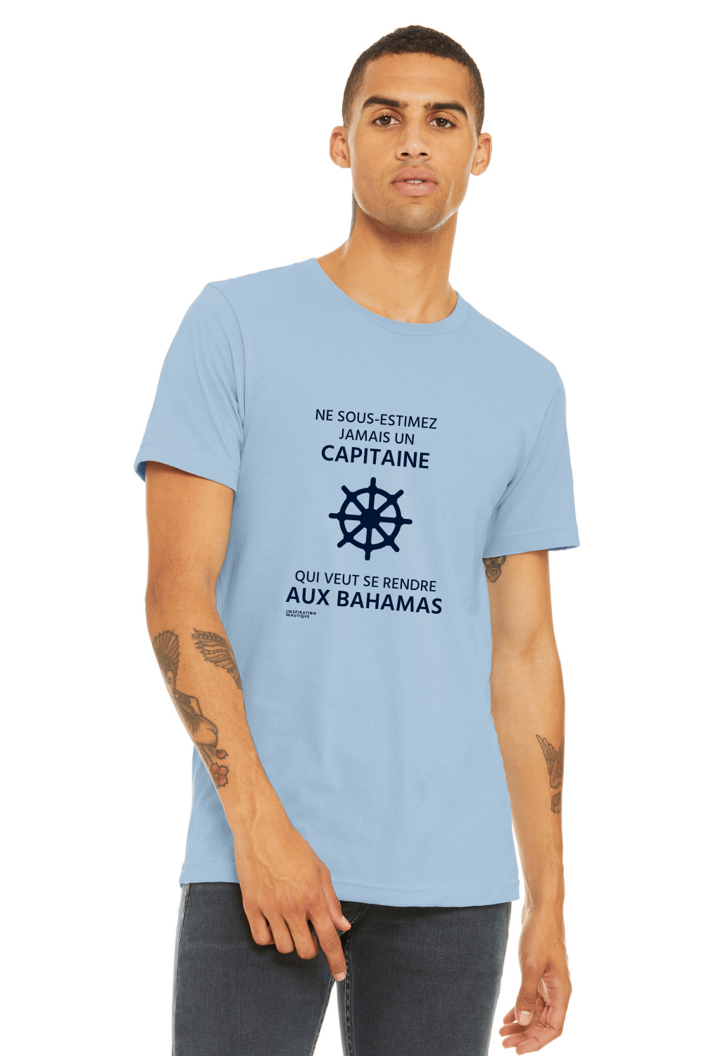 T-shirt unisexe col rond - Ne sous-estimez jamais un capitaine qui veut se rendre aux Bahamas (roue) - Visuel marine