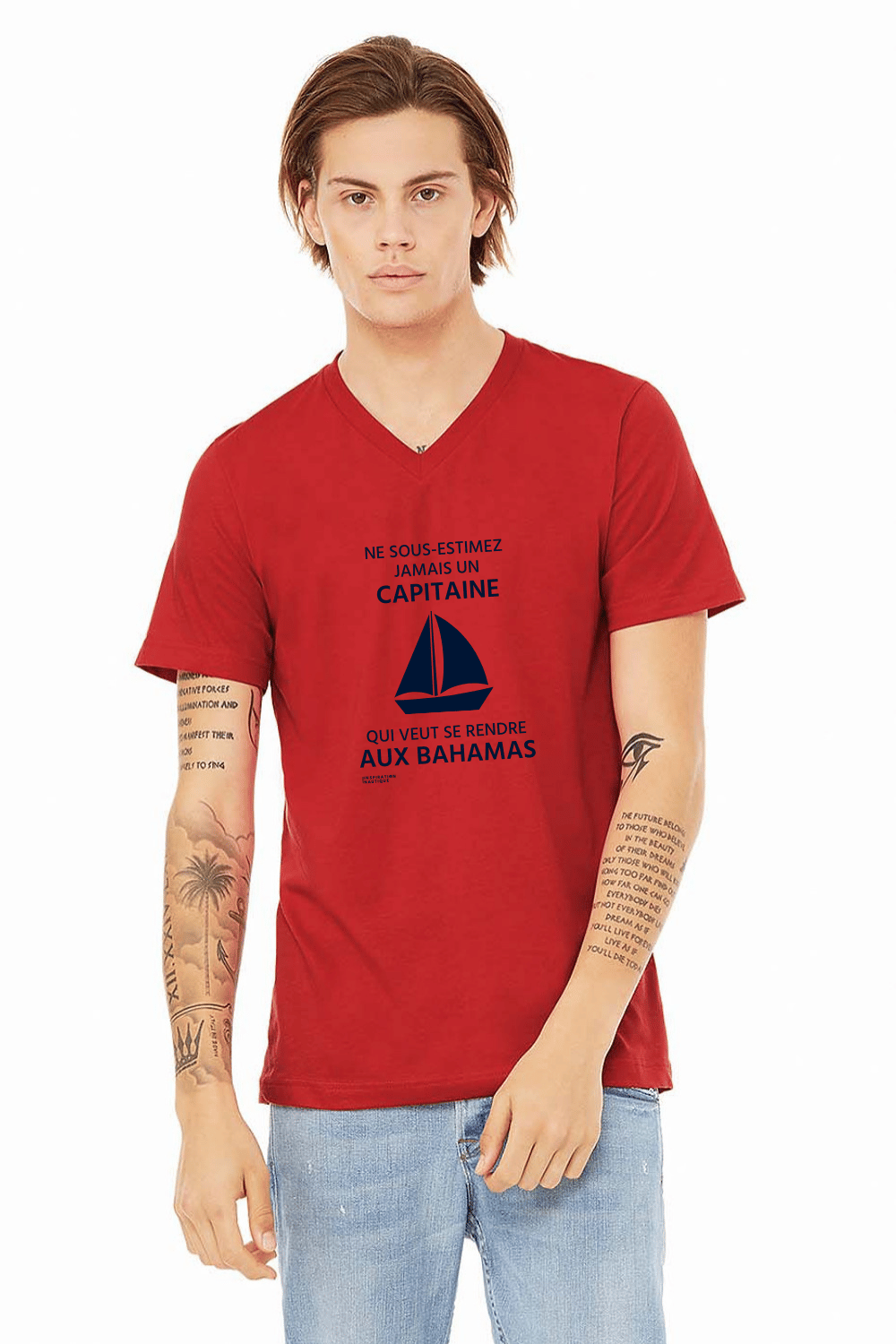 T-shirt unisexe col en V - Ne sous-estimez jamais un capitaine qui veut se rendre aux Bahamas (voilier) - Visuel marine