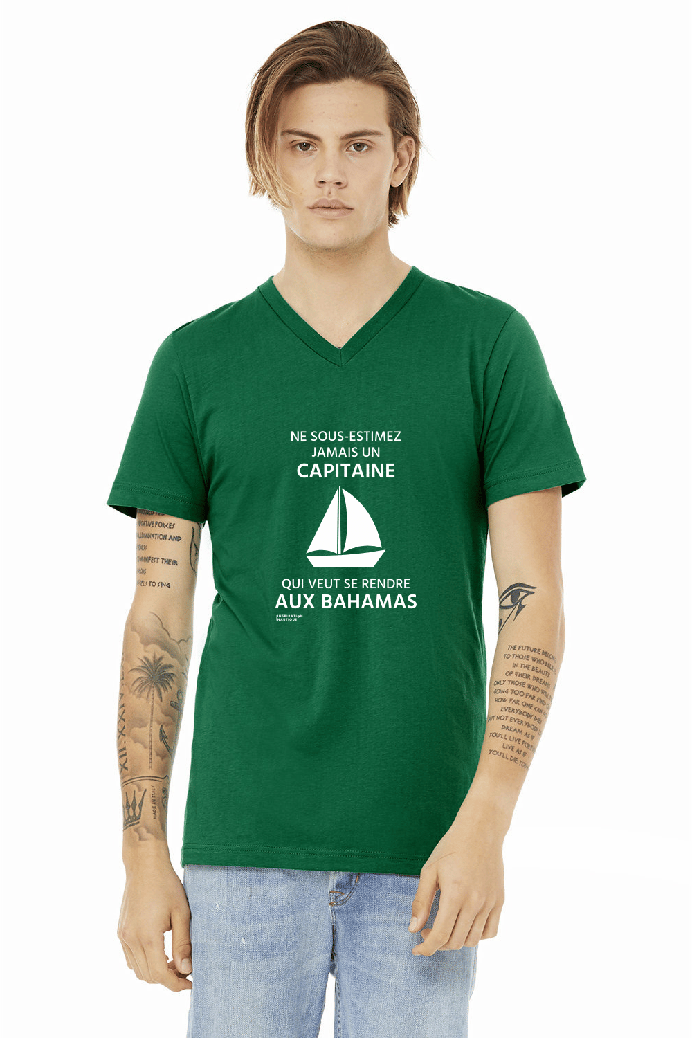 T-shirt unisexe col en V - Ne sous-estimez jamais un capitaine qui veut se rendre aux Bahamas (voilier) - Visuel blanc