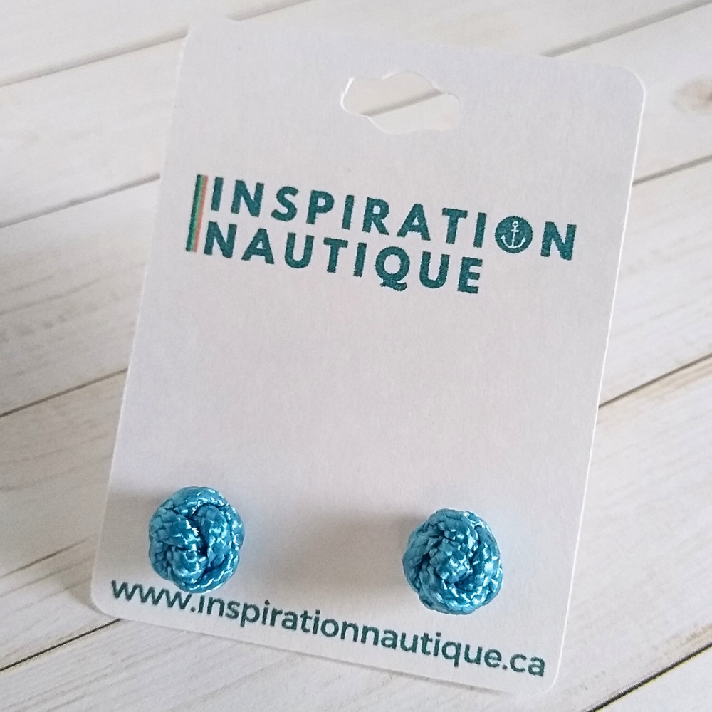 Boucles d'oreilles nautiques, boutons en noeud de sifflet de bosco, Bleu pâle