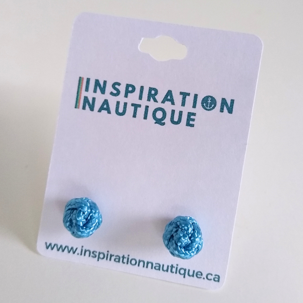 Boucles d'oreilles nautiques, boutons en noeud de sifflet de bosco, Bleu pâle