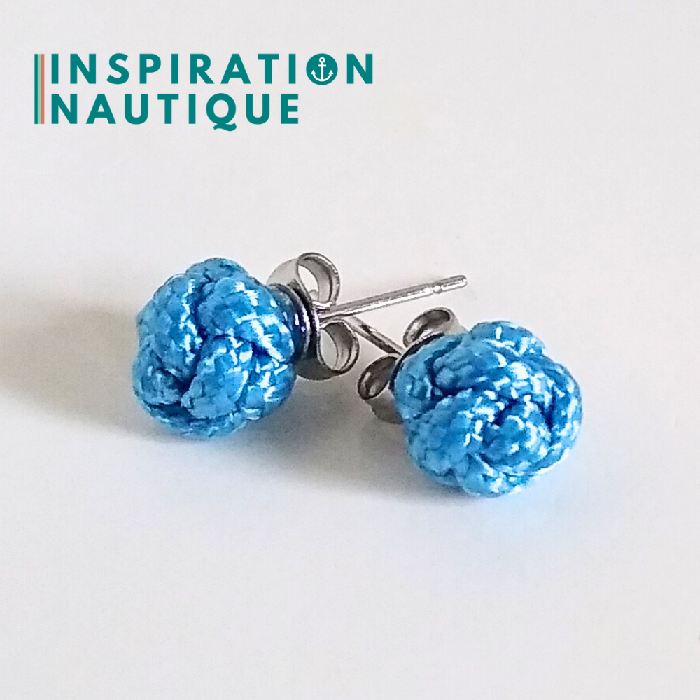 Boucles d'oreilles nautiques, boutons en noeud de sifflet de bosco, Bleu pâle