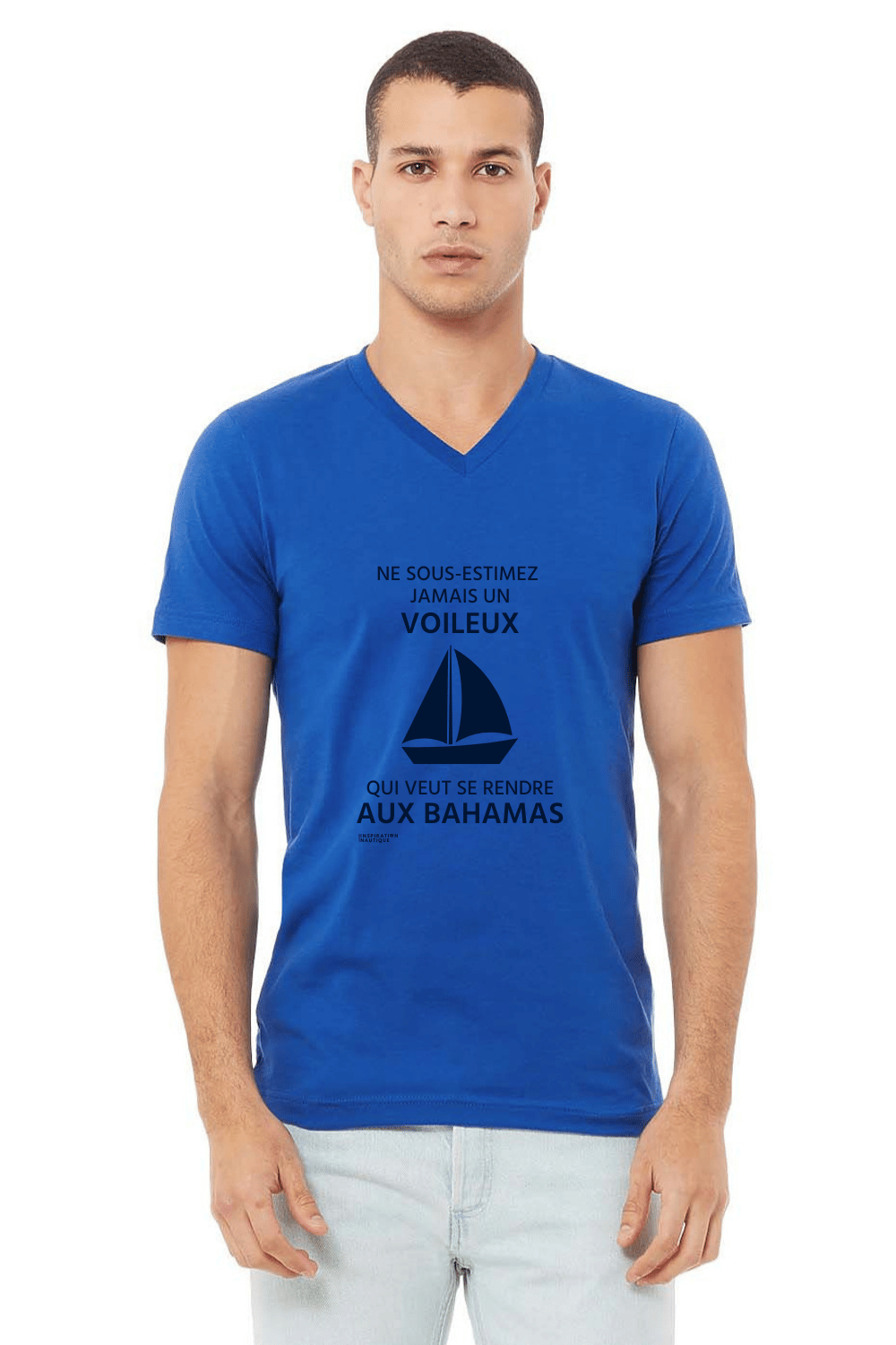 T-shirt unisexe col en V - Ne sous-estimez jamais un voileux qui veut se rendre aux Bahamas - Visuel marine