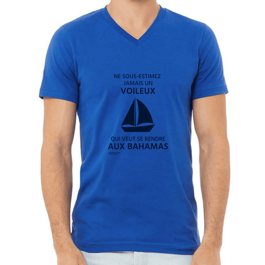 T-shirt unisexe col en V - Ne sous-estimez jamais un voileux qui veut se rendre aux Bahamas - Visuel marine