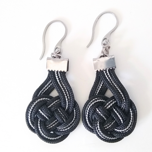 Boucles d'oreilles Double Coin Knot, Noir, et noir et argenté, ligné