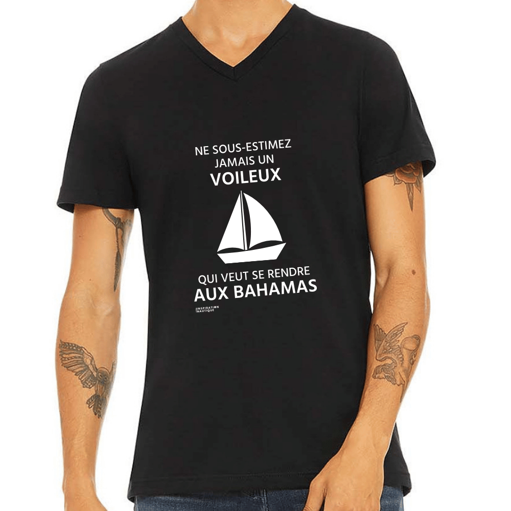 T-shirt unisexe col en V - Ne sous-estimez jamais un voileux qui veut se rendre aux Bahamas - Visuel blanc