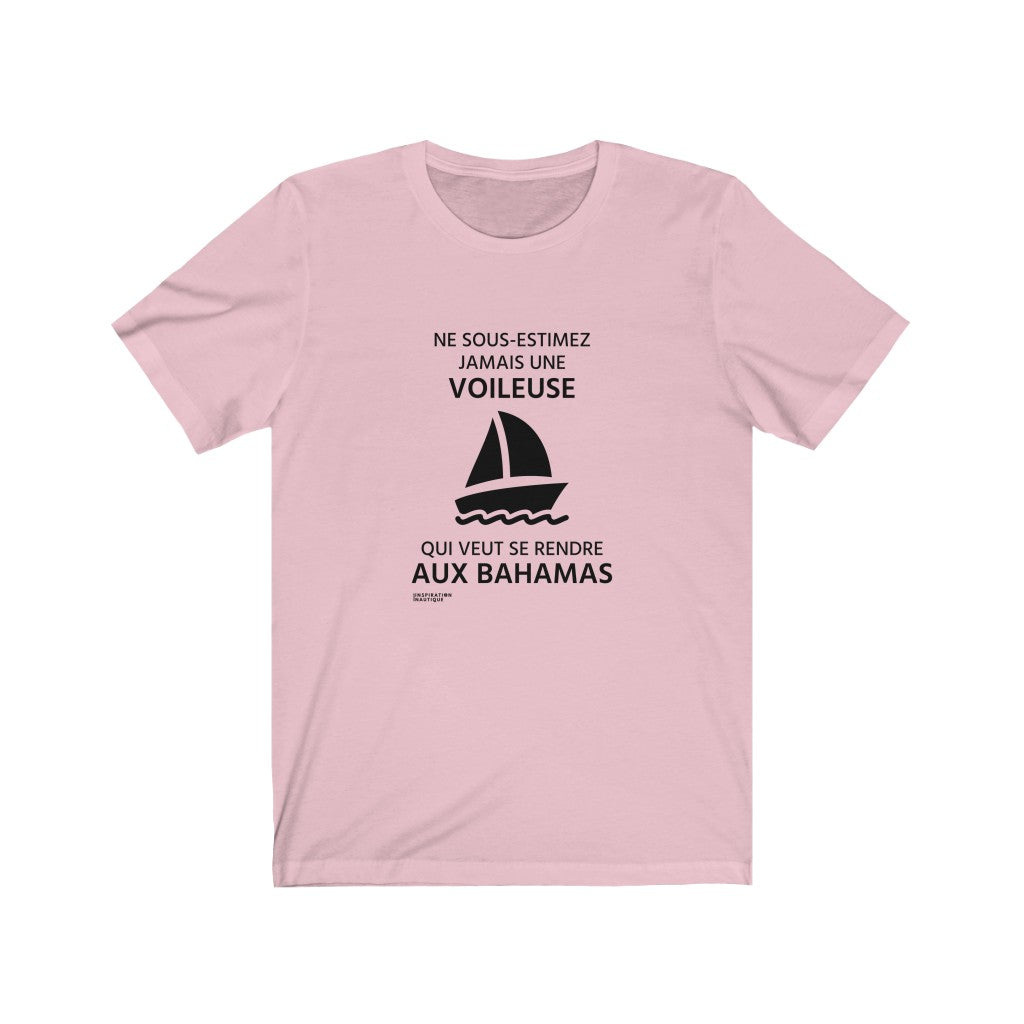 T-shirt unisexe : Ne sous-estimez jamais une voileuse qui veut se rendre aux Bahamas - Visuel noir