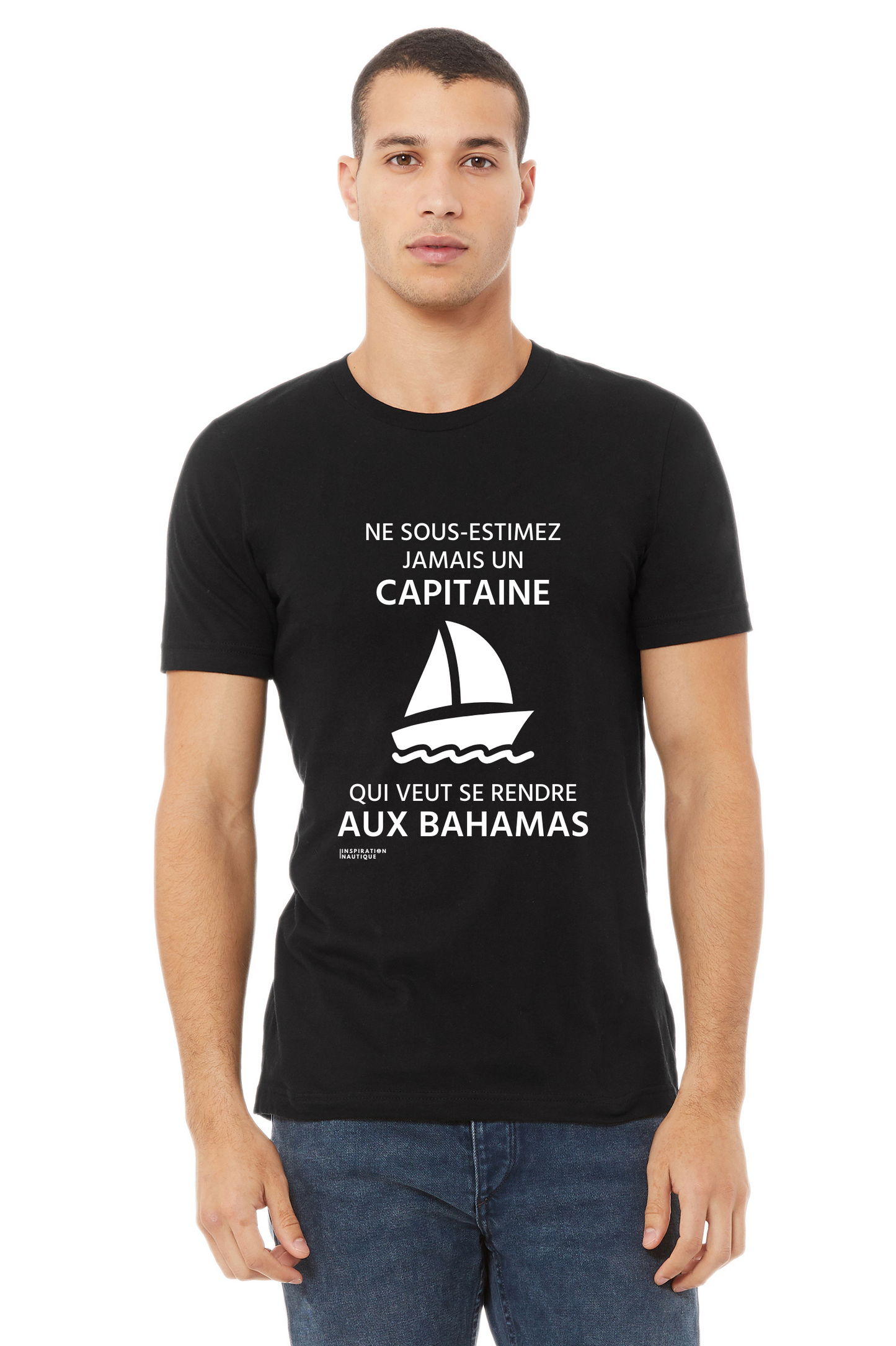 T-shirt unisexe : Ne sous-estimez jamais un capitaine qui veut se rendre aux Bahamas - Visuel blanc (voilier)