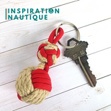 Porte-clé noeud poing de singe et double noeud de sifflet de bosco en cordage de bateau vintage et paracorde, naturel et rouge
