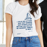 T-shirt unisexe : Celui qui attend que tout danger soit écarté... - Visuel marine